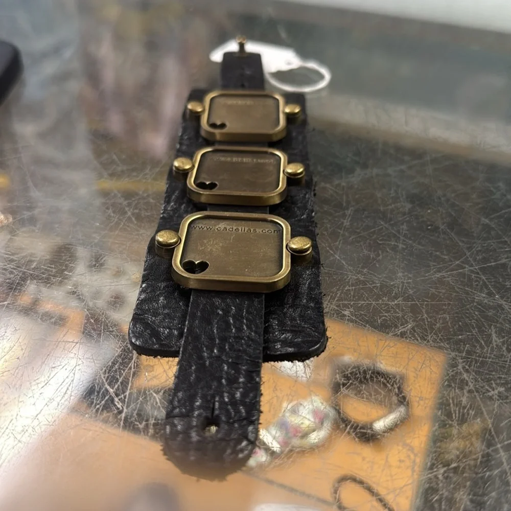 Cadellas Black and Gold Wearable Bracelet